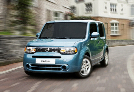 출시 당시 상대적으로 저렴한 가격을 무기로 국내시장에 '박스카 열풍'을 일으킨 큐브는 계속되는 엔고를 견디지 못하고 가격을 인상하면서 많은 비판을 받았다. Ⓒ 한국닛산