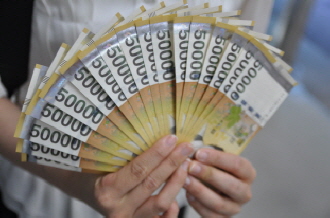  기준금리를 하향 조정해 환율과 소비진작 문제를 해결해야 한다는 지적이 나오고 있다. Ⓒ 프라임경제