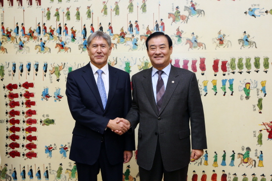 강창희 국회의장과 알마즈벡 샤르쉐노비치 아탐바예프(Almazbek Sharshenovich ATAMBAEV) 키르기즈공화국 대통령은 양국간 민주주의 발전을 위해 많은 노력을 기울이기로 했다. &copy; 국회 대변인실