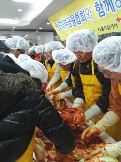 대부금융협회와 40여개 대부업체 대표 및 임원들이 '2013 사랑의 김장 나누기' 행사장에서 김장김치를 담그고 있다. ⓒ 대부금융협회