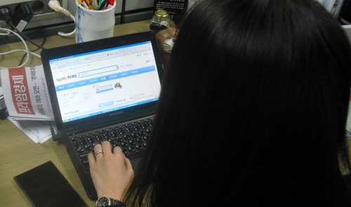  다음 카페를 사용하는 네티즌의 모습. 다음 카페는 편의성과 안전성으로 많은 사랑을 받아왔으나 최근 일부 기능에 문제가 있는 것으로 파악돼 보완이 요청된다. ⓒ 프라임경제