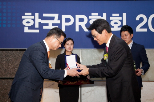  2013년 한국PR대상 시상식에서 한화그룹 경영기획실 여승주 전무(왼쪽)가 한국PR협회 정상국 회장(오른쪽)으로부터 상을 받고 있다. ⓒ 한화