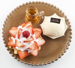  과일 토핑에 따라 다양하게 즐길 수 있는 '로즈와플'. ⓒ 듀셀 브리앙