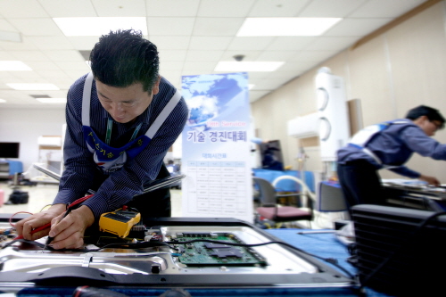  삼성전자서비스는 21일 경기 수원시 '삼성전자 CS아카데미'에서 최고의 서비스 기술 전문가를 선발하는 '서비스 기술 경진대회'를 개최했다. 올해로 18회를 맞은 '서비스기술 경진대회'는 고객서비스를 담당하고 있는 엔지니어, 상담원, 서비스 지원 인력 등이 참가해 서비스 전문성을 겨루는 대회다. ⓒ 삼성전자