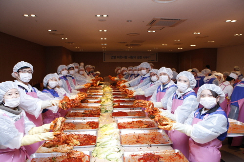  잠실 삼성SDS타워에서 실시한 '연말 이웃사랑 사랑의 김장나누기'에서 삼성SDS 임직원 봉사자들이 김장을 담그고 있다. 담근 김치는 송파구 내 독거노인, 저소득층 가정 및 삼성SDS에서 장학금 및 임직원 멘토링을 지원하고 있는 소년소녀가장 등 350여 가정에 전달될 예정이다. ⓒ 삼성SDS