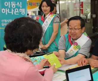  김종준 하나은행장이 직접 전통시장을 방문, 상인들과 상담을 하고 있다. 하나은행은 금리 등에서 각종 혜택을 제공하는 방식으로 전통시장과 골목상권을 돕고 있다. ⓒ 하나은행