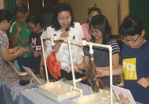  선생님의 지도 아래 체험부스를 경험 중인 아이들. 건강한 폐와 폐암 걸린 폐를  비교해 보고 있다. ⓒ 청소년흡연음주예방협회