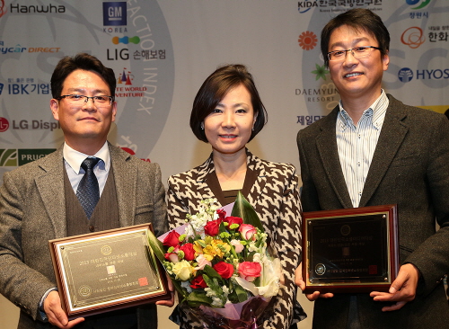  황지나 한국지엠 홍보부문 전무(중), 김명기 부장 (우), 박종철 부장 (좌) 이 상패와 꽃다발을 들고 수상을 축하하고 있다. ⓒ 한국지엠