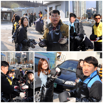  얼굴에 시커먼 연탄이 묻고 손에 감각이 떨어져도 행사에 참여한 봉사랑회원들 얼굴에서 웃음이 떠나지 않았다. = 김상준 기자