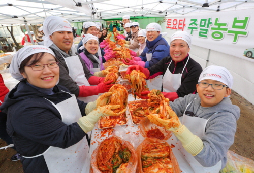  지난해부터 시작된 '사랑의 김장 나누기'는 그해 주말농사를 마무리하며, 각자의 수확에서 십시일반 나눠 김장을 담가 기부하는 '토요타 주말농부'만의 전통이다. ⓒ 한국토요타