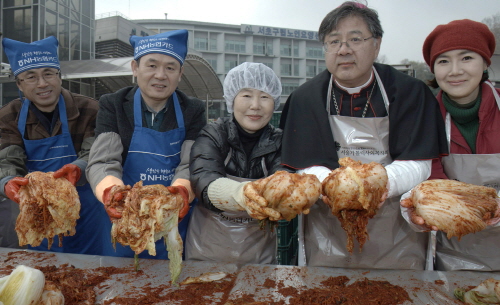  올해 농협은행은 재단법인 바보의 나눔 및 서울가톨릭사회복지회와 함께 김장봉사를 진행했다. 이 행사에는 신충식 농협은행장(왼쪽에서 두번째), 조규만 천주교 서울대교구 주교와 정성환 신부(서울가톨릭사회복지회장) 등이 참석했다. ⓒ 농협은행