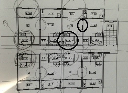 다세대 주택 설계도면. 4개의 투룸으로 설계 됐지만, 방과 방 사이를 여닫이 문으로, 뒷쪽방에 창고를 만들어 8개의 원룸으로 개조해 사용했다.  설계 당시부터 방 쪼개기를 염두에 둔 것으로 보인다. ⓒ전남도