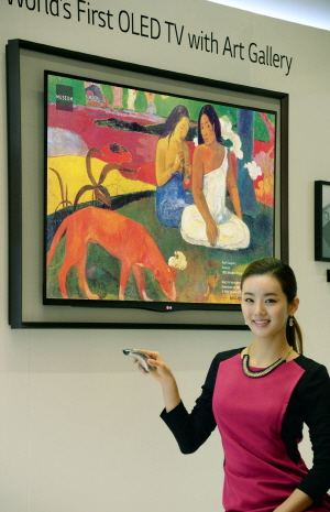  LG전자가 55형 '갤러리 올레드 TV(모델명: 55EA8800)'를 국내 시장에 출시한다. 모델이 갤러리 올레드 TV앞에서 포즈를 취하고 있다. ⓒ LG전자