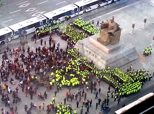  '세계장애인의 날'을 맞은 지난 3일, 광화문 광장에서는 장애등급제와 부양의무제 폐지를 주장하는 장애인&middot;관련 단체 참가자들과 경찰 간 충돌이 발생했다. = 최민지 기자