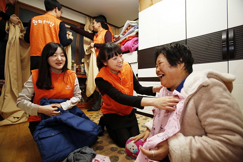  '따뜻한 겨울나기 캠페인'이 시작된 4일, 한화그룹 직원들이 서울시 동대문구에 위치한 한 조손가정을 찾아 방한용 커텐을 설치하고 선물을 전달했다. ⓒ 한화