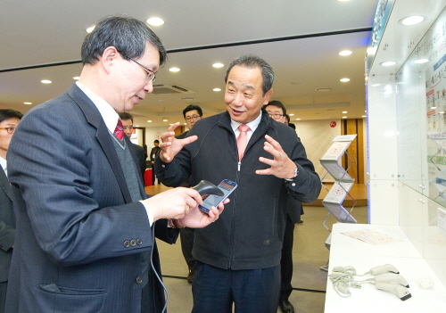  지난 2일 이강태 BC카드 사장(오른쪽)이 쇼케이스 행사장에 방문한 김근수 여신금융협회장에게 쇼케이스에 전시된 상품을 설명하고 있다. ⓒ BC카드