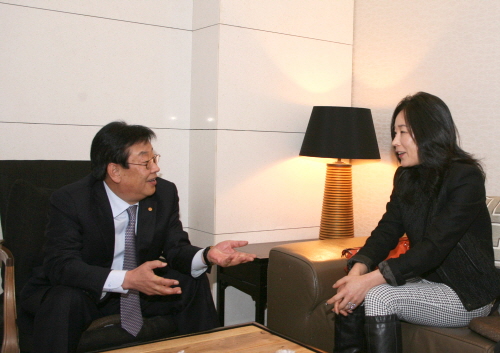  김정남 동부화재 사장이 지난 3일 김순종 고객을 직접 방문해 휴면 보험금 지급 설명을 하고 있다. ⓒ 동부화재