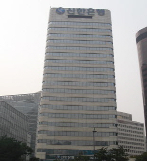  규정 적용을 둘러싼 여러 잡음에도 결국 신한금융그룹 회장 후보 추천 과정이 순조롭게 진행되고 있다. 오히려 세대 교체 촉진 등 긍정적으로 작용하게 된 이런 상황은 결국 신한의 인재풀 등 저력 덕이라는 해석이다. 사진은 서울 태평로 신한지주 본사-신한은행 본점. ⓒ 프라임경제