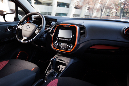  실내에는 넉넉한 수납공간을 제공하기 위한 대용량 슬라이딩 글로브 박스 '매직 드로어'가 장착되는 등 운전자 편의성을 고려한 스마트한 아이디어가 대거 적용됐다. Ⓒ 르노삼성자동차