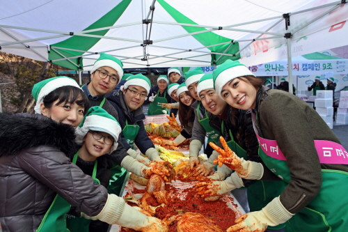  지난 6일 경기도 광주 소재 한사랑마을에서 열린 GS건설 김장김치 봉사활동에서 GS건설 임직원 및 임직원 가족들과 미스코리아가 함께 김장김치를 담그고 있다. ⓒ GS건설