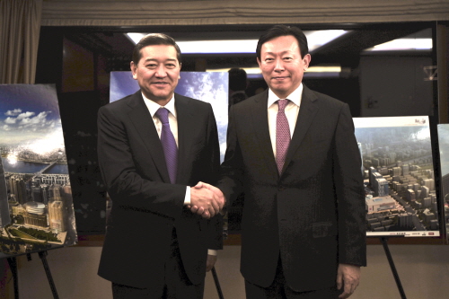  신동빈 롯데그룹 회장(사진 우측)이 10일 오후, 소공동 롯데호텔에서 방한 중인 세릭 아흐메토프 카자흐스탄 총리와 면담하고 투자확대 방안에 대해 논의했다. ⓒ 롯데