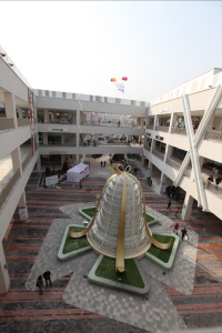  이천 롯데 프리미엄 아울렛 내부를 장식한 대형벨. ⓒ 롯데백화점