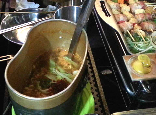  도심 내 캠핑을 즐길 수 있다는 이 곳에서는 라면을 군대에서 쓰이는 군용 반합에 끓여준다. 사람들은 캠핑 분위기를 즐기는 한편, 군용 반합 속 라면에 얽힌 추억거리까지 되새길 수 있다. = 최민지 기자