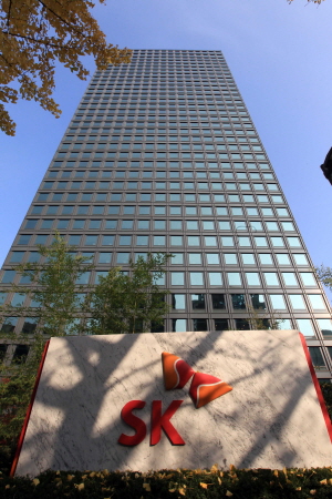  SK그룹이 12일 '2014년 조직개편 및 임원인사'를 시행했다. 그룹은 '따로 또 같이 3.0' 체제 및 각 사별 이사회 중심의 자율&middot;책임경영을 가속화 한다는 방침이다. ⓒ 프라임경제
