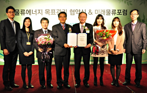  DHL코리아는 고그린(GoGreen)에 대한 투자로 인천공항터미널 구축 시 지역 열 병합 발전 에너지 활용 시스템 도입하고, 열효율 높은 전등 설치 및 전기스쿠터 등에 대한 설비를 지속적으로 확대해 나가고 있다. ⓒ DHL코리아