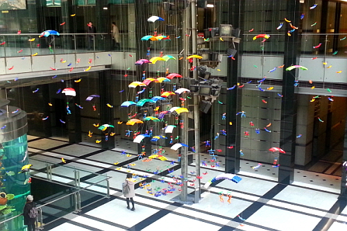  정준양 포스코 회장 뒤를 이을 차기 회장  선출에 대한 정재계의 관심이 뜨겁다. 전반적으로 '낙하산 인사'를 반대하는 분위기가 강한 것으로 알려진 시점에서 포스코 본사 입구에 설치된 낙하산 인형에 왠지 눈길이 쏠린다. = 이보배 기자