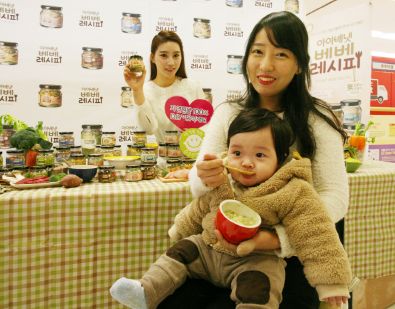  아이배냇이 17일 '아이배냇 베베레시피'의 롯데마트, 홈플러스 전국 매장 입점을 기념해 포토행사를 가졌다. ⓒ 아이배냇