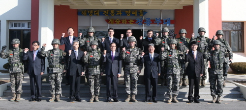  1985년 자매결연을 맺은 이후 매년 우리은행 임직원은 해병2사단을 찾아 위문금(품)을 전달하며 각별한 관계를 이어오고 있다. ⓒ 우리은행