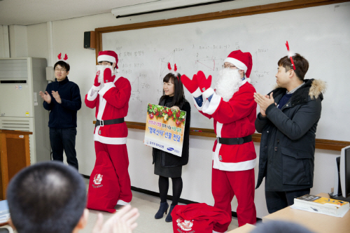 삼성SDS '행복산타 프로젝트'가 12월 한 달 전국 10개 1200명의 소년원생과 300명의 결식아동에게 선물을 증정했다. 삼성SDS의 이번 프로젝트는 지난해에 이어 두 번째다. ⓒ 삼성SDS