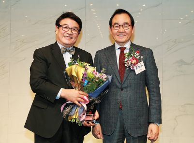  백남선 이대여성암병원장(좌)이 26일 열린 '2013 한국창조경영브랜드대상' 시상식에서 대상을 수상했다. ⓒ 이화의료원