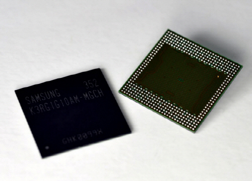 삼성전자가 세계 최초로 차세대 '8기가비트(Gb) LPDDR4 모바일 D램'(사진)을 개발했다. 삼성전자는 이를 통해 세계 프리미엄 시장을 본격 공략한다는 방침이다. ⓒ 삼성전자