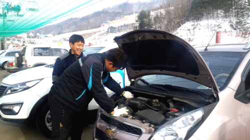  삼성화재 애니카서비스 긴급출동서비스 직원이 스키장에서 고객의 차량을 점검하고 있다. ⓒ 삼성화재