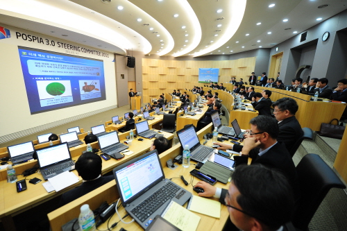 2011년 포스코는 기존 포스피아 시스템을 구조적으로 혁신하고 일하는 방식과 기업 문화를 재정립하기 위해 포스피아 3.0 구축에 들어갔다. 포스피아 3.0은 생산현장인 제철소부터 이를 지원하는 구매, 판매, 마케팅, 기획, 재무까지 전사의 일하는 방식을 글로벌 표준화한 포스코 고유의 경영시스템이다. ⓒ 포스코