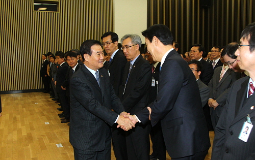  강창희 국회의장이 2이 국회 시무식에 참석, 직원들과 악수를 나누고 있다. ⓒ 국회
