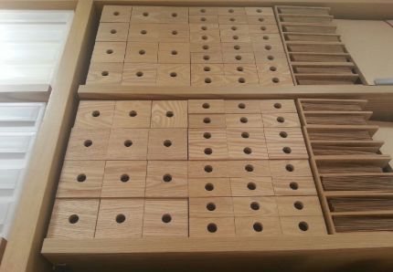  손잡이 부분이 동그랗게 구멍 뚫린 수납장이 비둘기집을 연상케 한다. = 조민경 기자