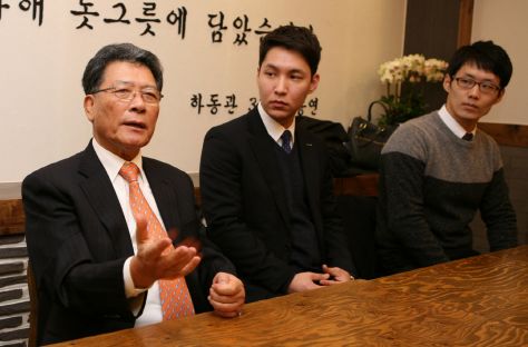  이성우 삼진제약 대표는 2일 본사 내근직 30여명과 설렁탕집에서 조찬 간담회를 갖고 새해 경영계획을 공유하며 직원들의 의견을 청취했다. ⓒ 삼진제약