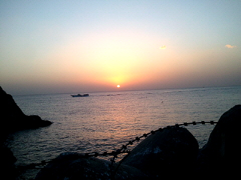  강원도 고성군에 위치한 가진항. 이날 갑오년 첫 일출을 보기 위한 관광객들로 붐볐다. = 이정하 기자