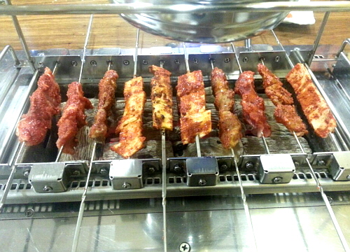  직장인들의 퇴근 후 발걸음을 멈추게 하는 거리의 맛 중 하나인 양꼬치가 중국발 스모그의 주범으로 낙인찍히고 있다. = 최민지 기자