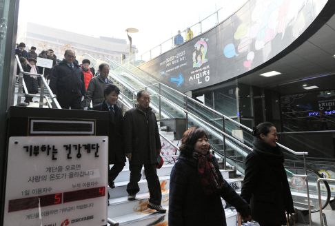  한국야쿠르트가 시민들이 한번씩 오를때마다 10원씩 기부금이 쌓이는 건강계단을 설치하고, 기부금을 매년 취약계층에 지원하기로 했다. ⓒ 한국야쿠르트