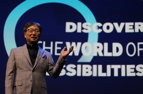  현지시간 6일 미국 라스베이거스 만달레이베이 컨벤션센터에서 열린 'CES2014 삼성전자 프레스 컨퍼런스'에서 삼성전자 CE 부문 윤부근 대표가 '미래의 가정(Future Home)'을 중심으로 한 소비자가전 시장의 성장 가능성에 대해 설명하고 있다. ⓒ 삼성전자