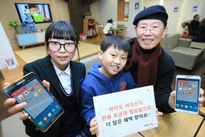 '올레 시니어앱모음' '키즈앱모음'은 안드로이드 운영체제 단말기에서 이용 가능하며, 올레마켓에서 다운받을 수 있다. ⓒ  KT