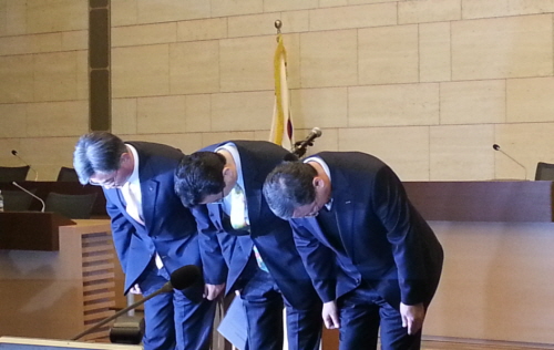  카드사 고객 정보 유출 관련 대국민 사과 기자회견에 참석한 NH농협카드, KB국민카드, 롯데카드 대표이사가 사과문 낭독 전  고개 숙여 사과하고 있다. = 이지숙 기자