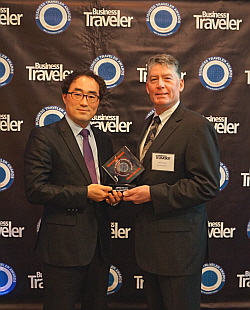 인천국제공항이 14일(한국시간) 미국 LA에서 개최된 Business Traveler誌 US 주관의 the 25th Business Traveler Awards 2013 에서 4년 연속으로 세계 최고 공항면세점상을 수상했다. 이날 제리 앨리슨 편집장으로부터 상패를 전달받은 김홍수 인천국제공항공사 컨세션사업처 차장이 기념촬영을 하고 있다. ⓒ 인천