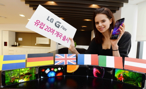 LG전자가 진정한 커브드 스마트폰 'LG G 플렉스'를 유럽 20여개국에서 판매한다고 밝혔다. 영국, 독일, 프랑스, 이태리, 스웨덴, 오스트리아 등 유럽 주요 국가 출시는 내달로 예정돼 있다. ⓒ LG전자