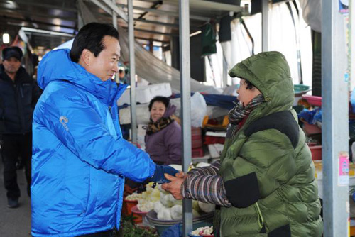  강운태 광주광역시장은 지난 14일 오후 양동시장을 방문해 전통시장 활성화 위한 현장대화를 나눴다.ⓒ광주광역시