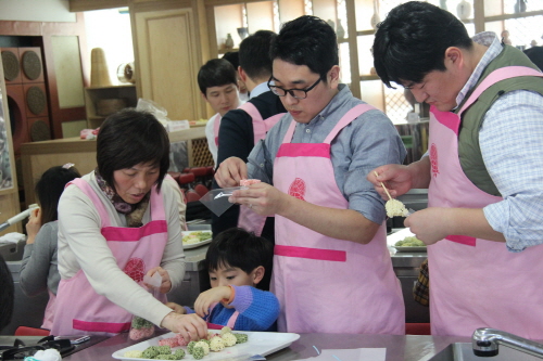 티브로드가 다문화가족을 초청, '우리는 모두 대한민국 : 전통문화 체험하고 이웃사랑도 함께 배워요'라는 행사를 지난 28일 진행했다. 티브로드 신입직원들이 다문화가족 어머니와 아이들과 함께 삼색쌀엿강정을 만들고 있다. ⓒ 티브로드